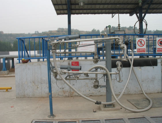 Rail car loading arm