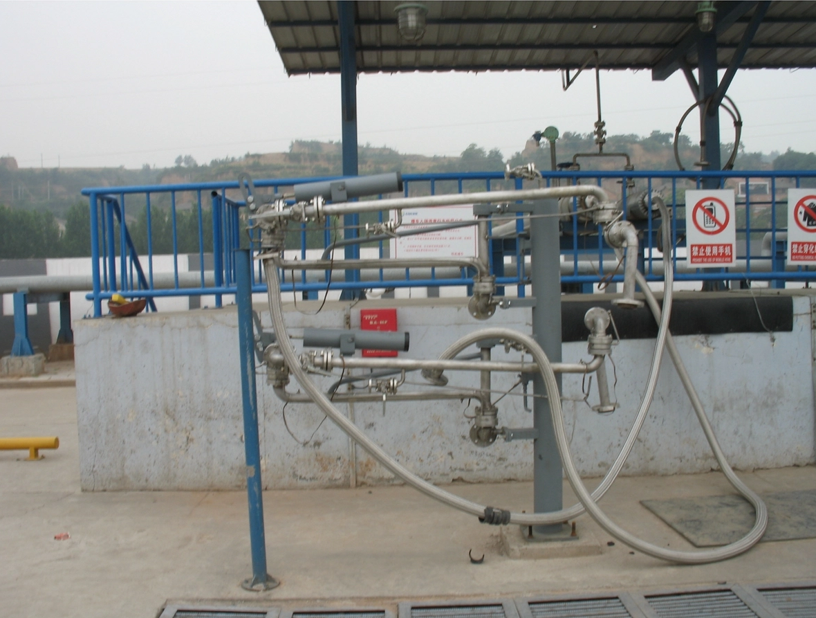 Rail car loading arm